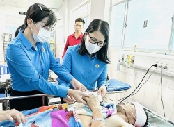 Chia sẻ mất mát với gia đình các nạn nhân trong vụ nổ ở Đồng Nai