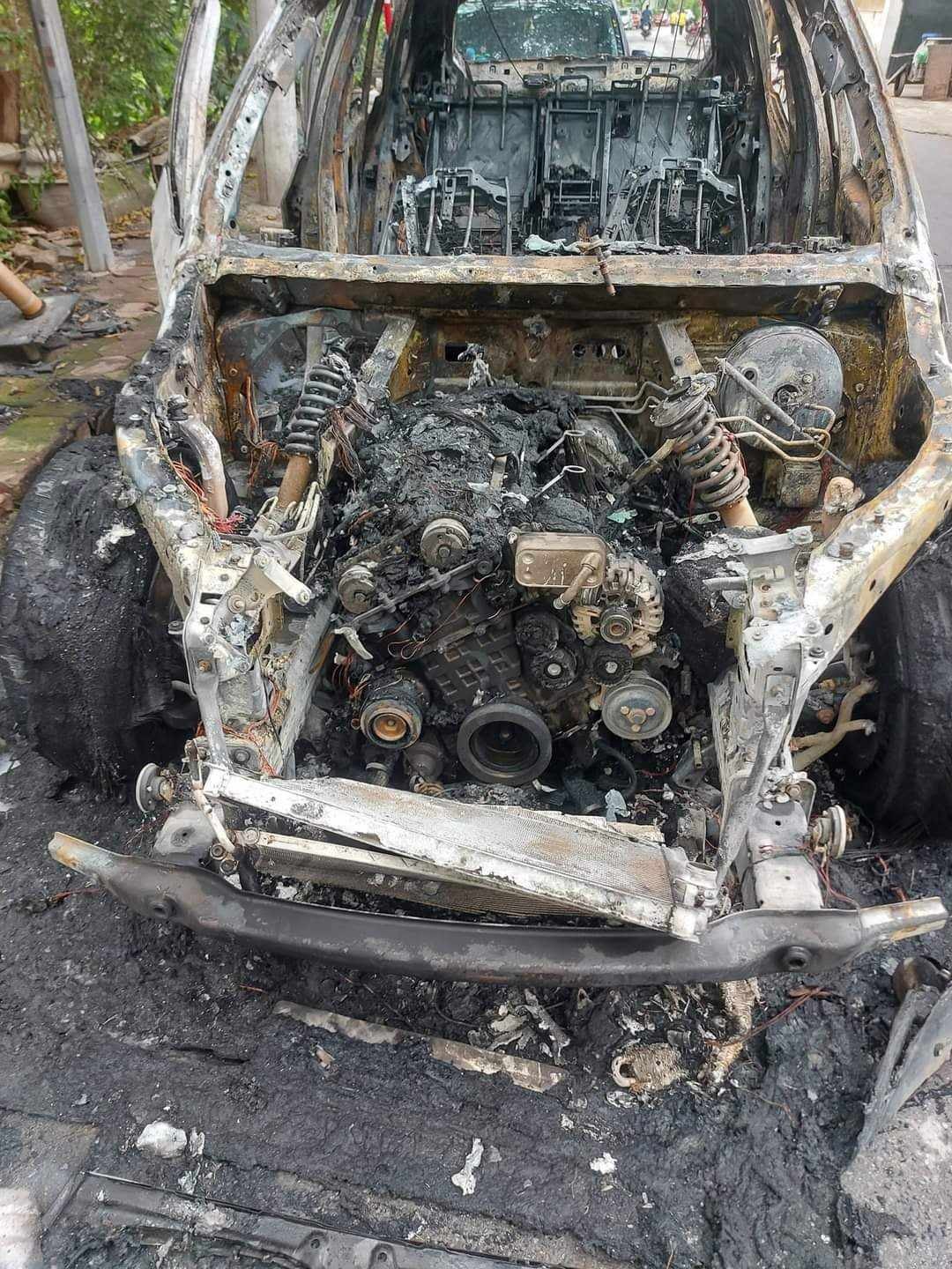 Xe BMW X5 cháy rụi khi đang đỗ ven đường