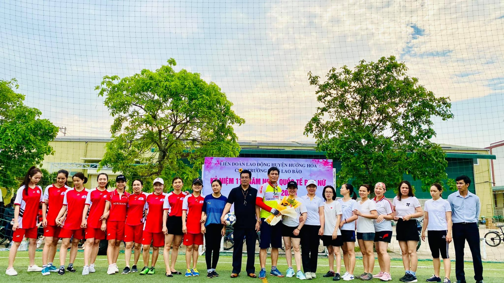 Công đoàn nhà trường đồng hành với học sinh thiểu số ở đô thị vàng