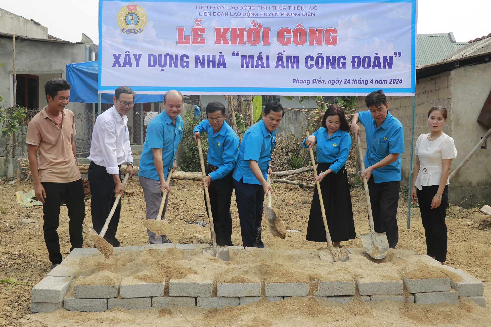 Niềm vui của cô giáo sau 12 năm về nhà chồng