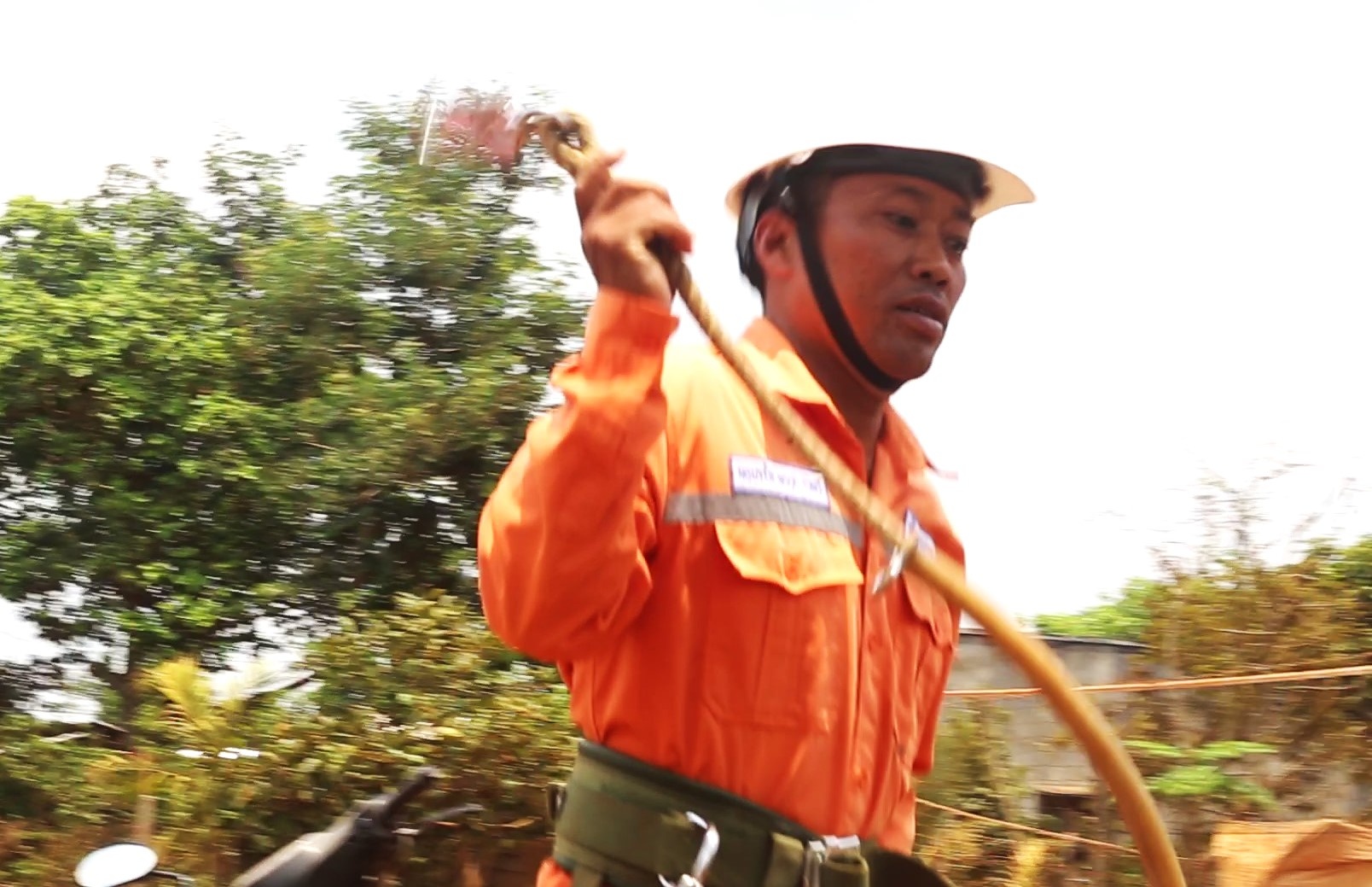 Phóng sự Đời thợ: Gặp “Tùng inox” giữa buôn làng Tây Nguyên Phóng sự Đời thợ: Gặp “Tùng inox” giữa buôn làng Tây Nguyên