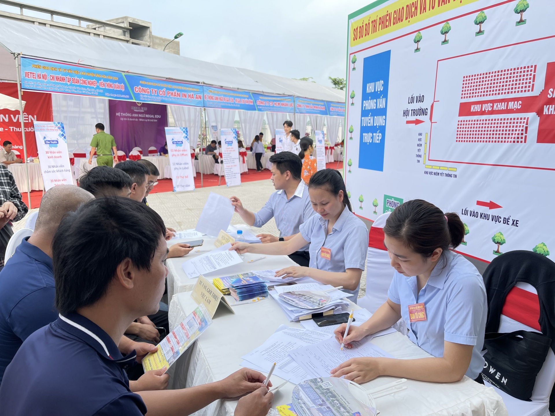 Kết nối việc làm và nguồn nhân lực chất lượng tại phiên giao dịch việc làm Kết nối việc làm và nguồn nhân lực chất lượng tại phiên giao dịch việc làm