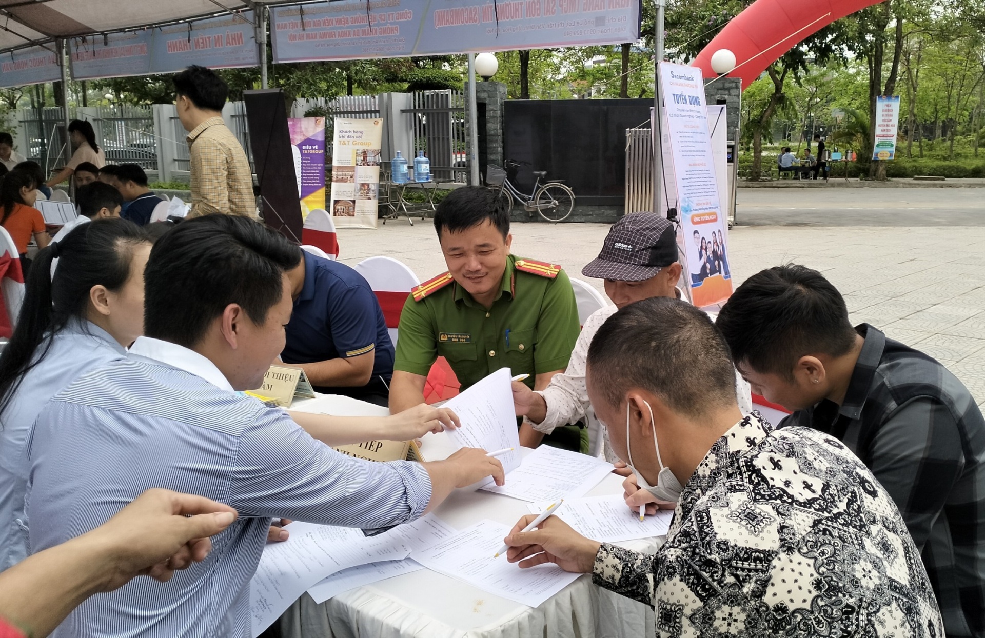 Kết nối việc làm và nguồn nhân lực chất lượng tại phiên giao dịch việc làm Kết nối việc làm và nguồn nhân lực chất lượng tại phiên giao dịch việc làm