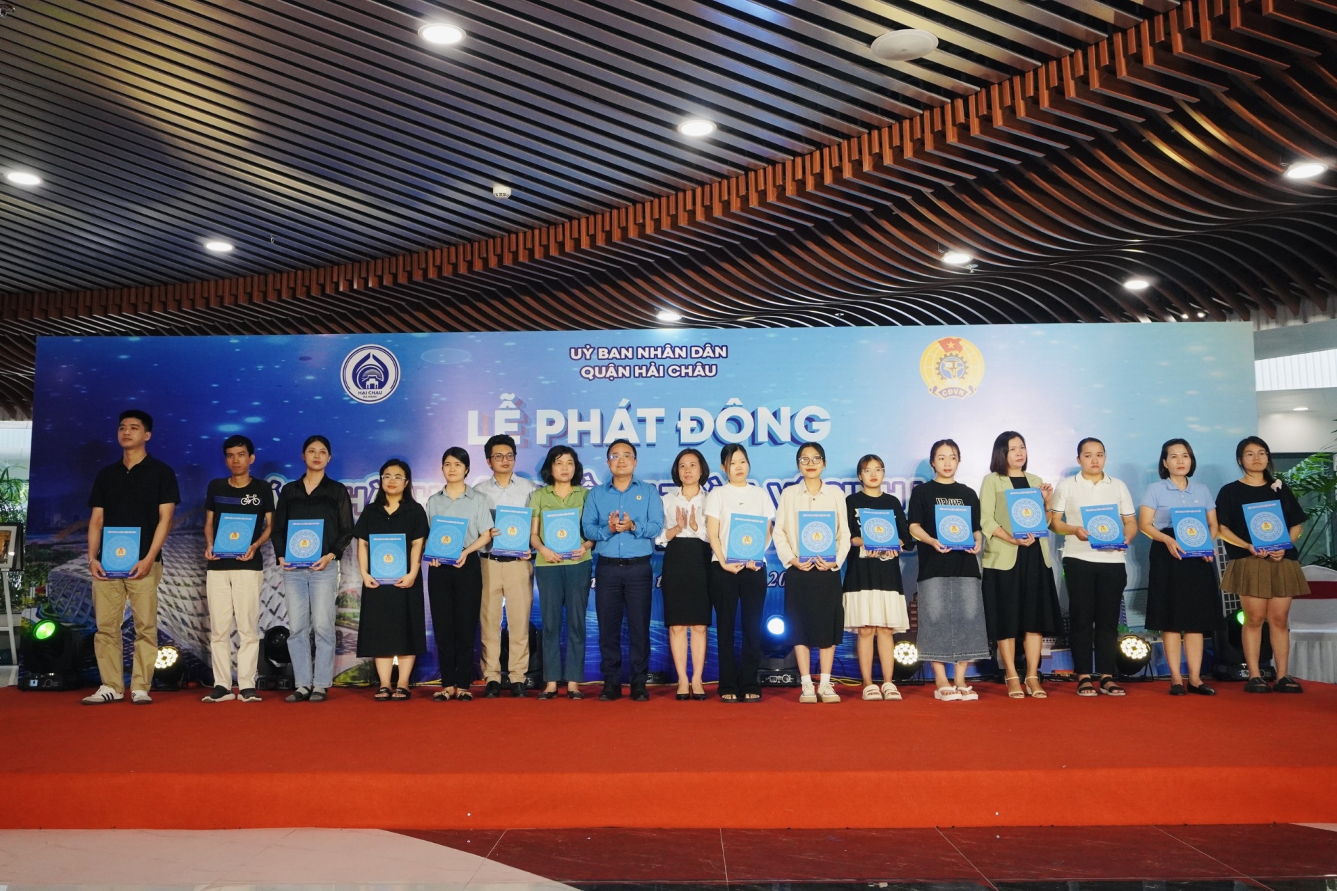 Đoàn viên, người lao động Đà Nẵng diễu hành xe đạp hưởng ứng Tháng Công nhân