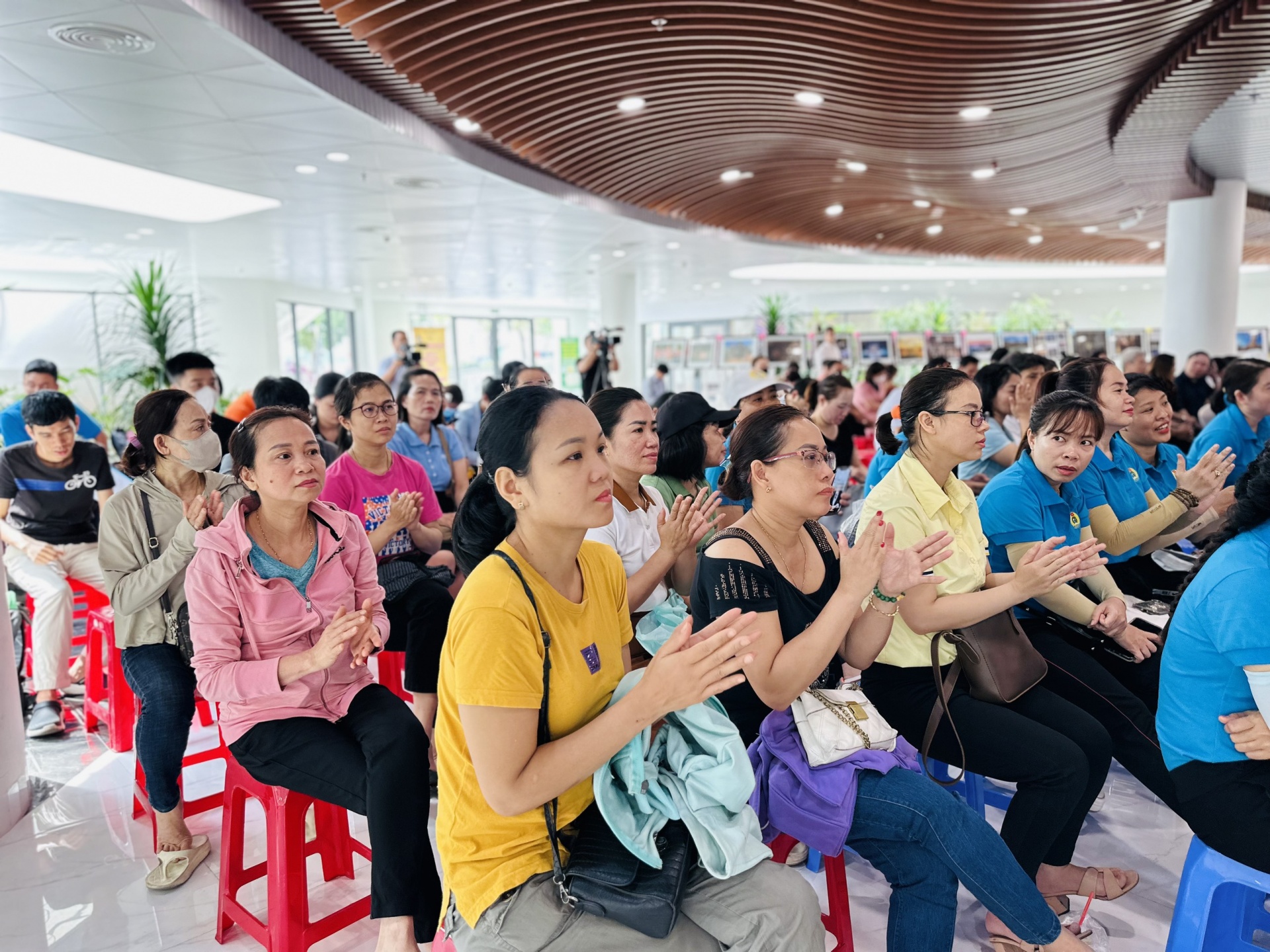 Đoàn viên, người lao động Đà Nẵng diễu hành xe đạp hưởng ứng Tháng Công nhân