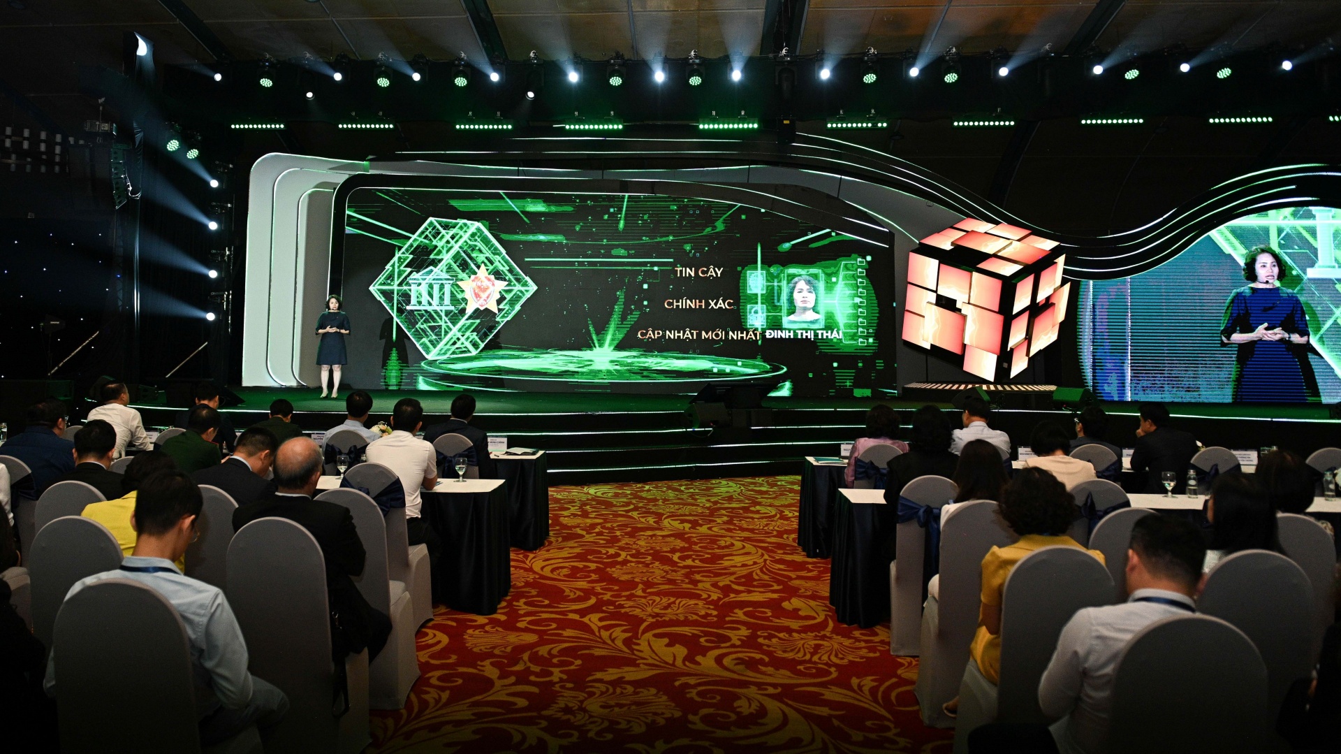 Bà Đinh Thị Thái - Phó Tổng Giám đốc phụ trách Khối quản lý rủi ro trình bày bài tham luận của Vietcombank trong sự kiện Bà Đinh Thị Thái - Phó Tổng Giám đốc phụ trách Khối quản lý rủi ro trình bày bài tham luận của Vietcombank trong sự kiện