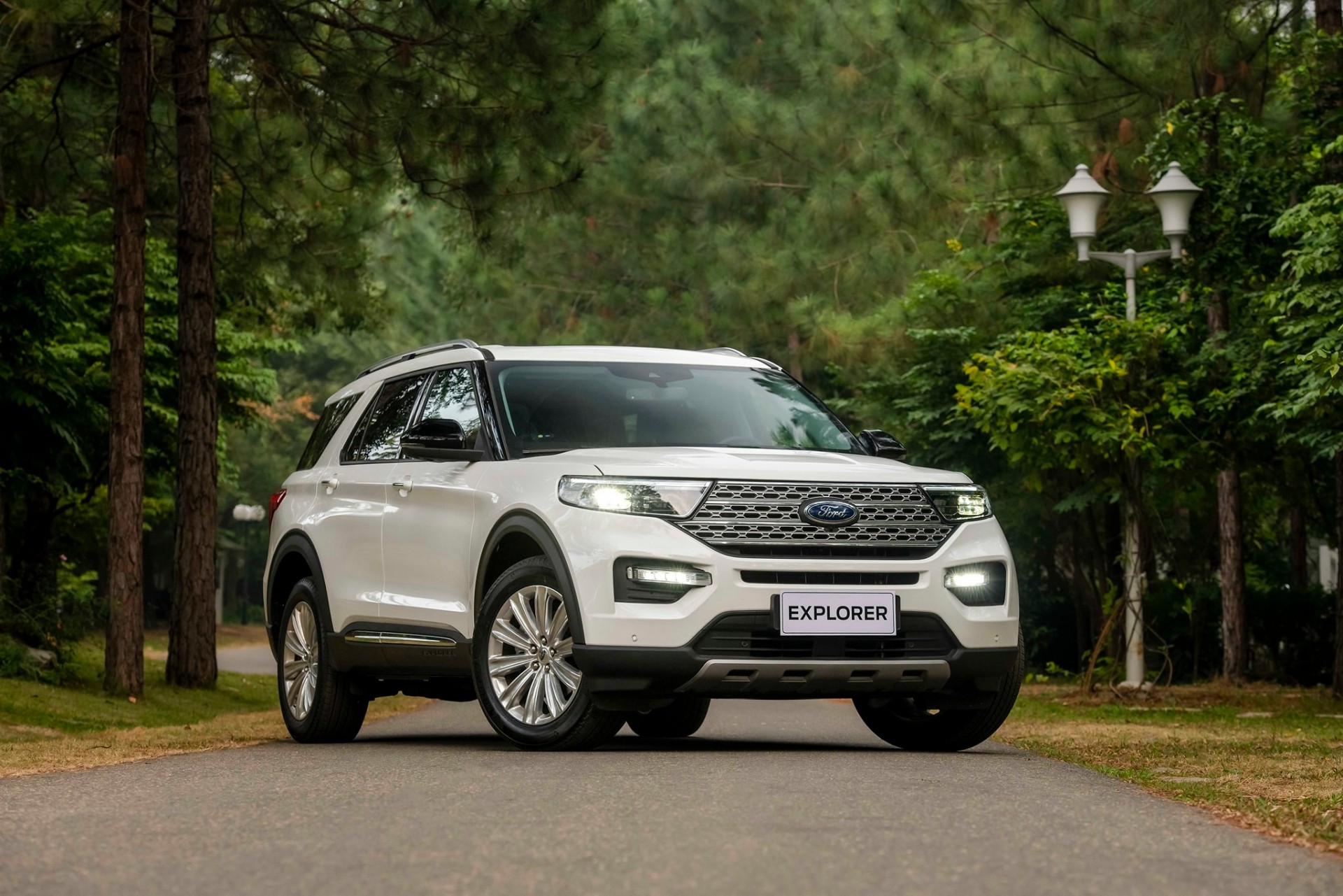 Ford Explorer tăng giá niêm yết 100 triệu đồng, giá lăn bánh tăng lên thành gần 2,4 tỷ đồng Ford Explorer tăng giá niêm yết 100 triệu đồng, giá lăn bánh tăng lên thành gần 2,4 tỷ đồng