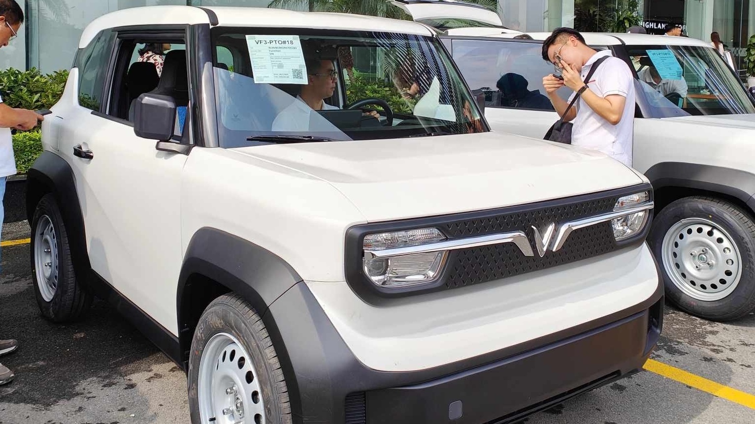 Ảnh thực tế đầu tiên nội thất, ngoại thất xe điện VinFast VF 3 phiên bản tiền sản xuất