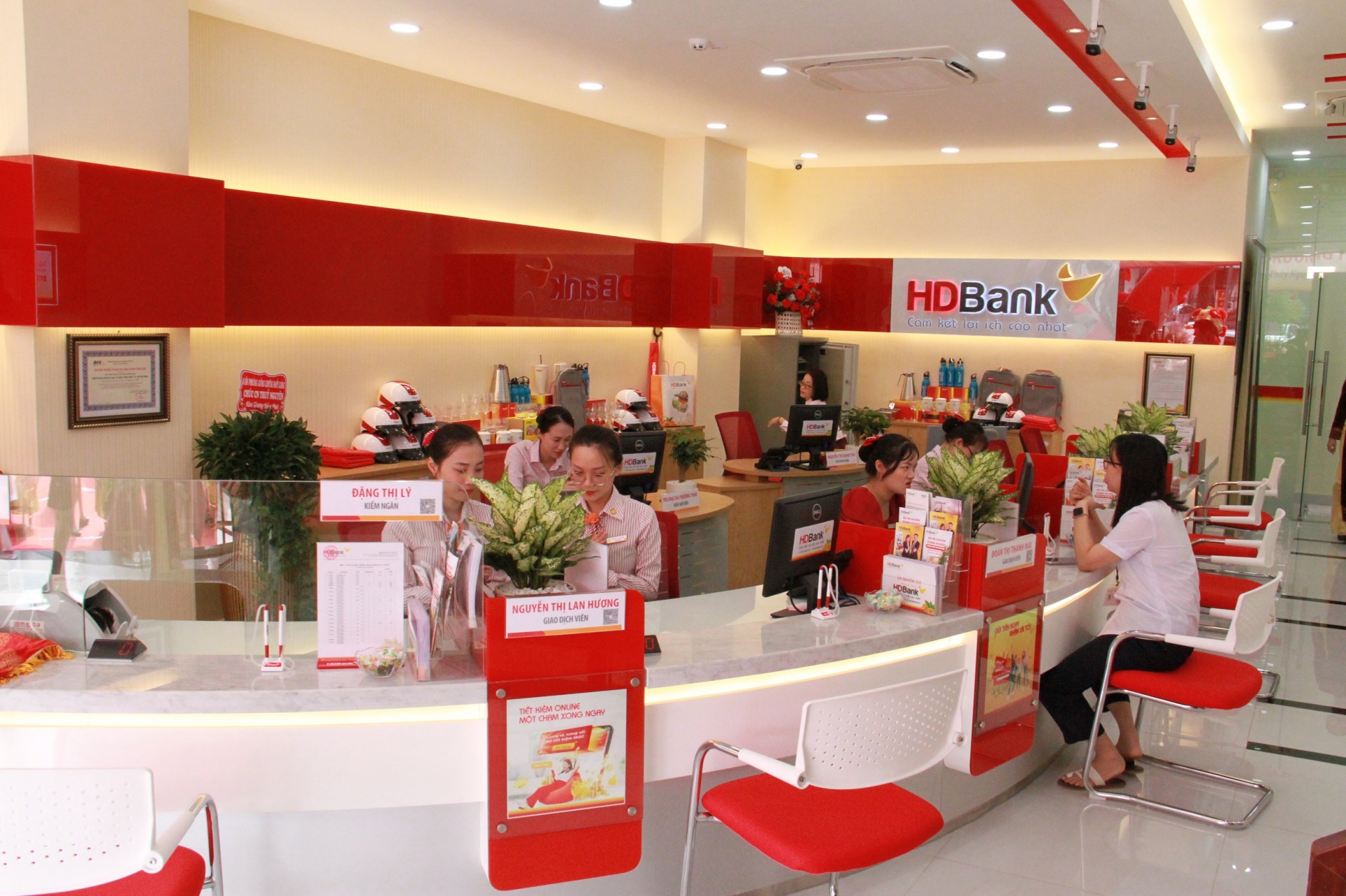 HDBank hiện đã có hơn 360 điểm giao dịch trên cả nước. HDBank hiện đã có hơn 360 điểm giao dịch trên cả nước.