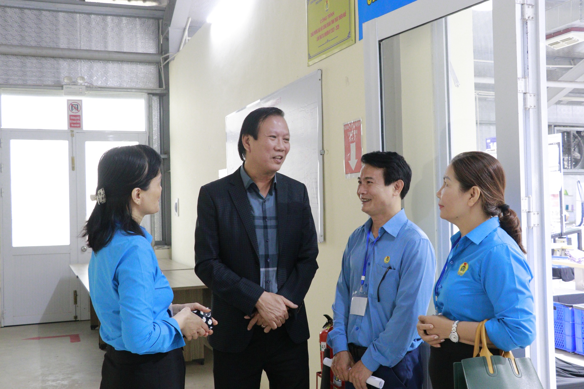 Công nhân được giải nhiệt mùa nắng nóng Công nhân được giải nhiệt mùa nắng nóng