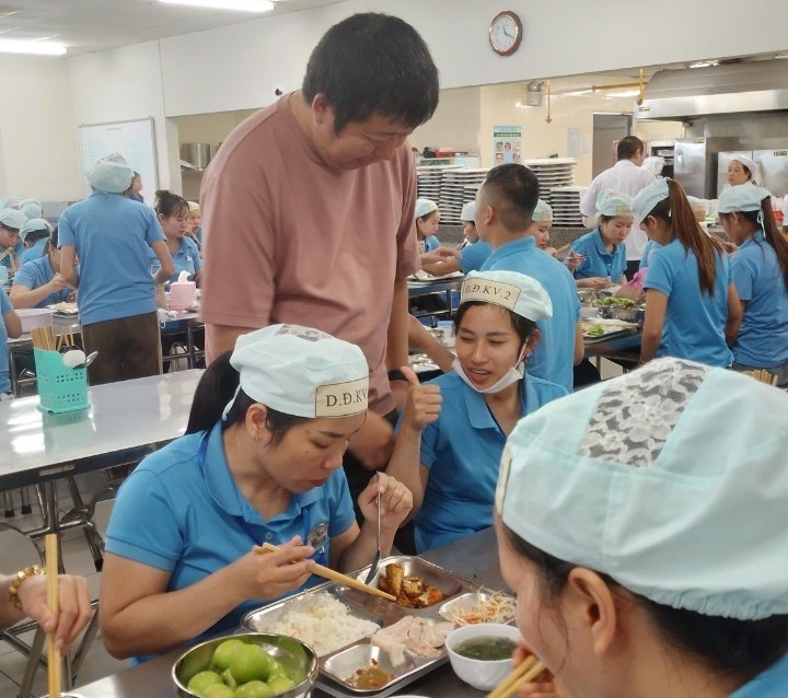 Công nhân được giải nhiệt mùa nắng nóng Công nhân được giải nhiệt mùa nắng nóng