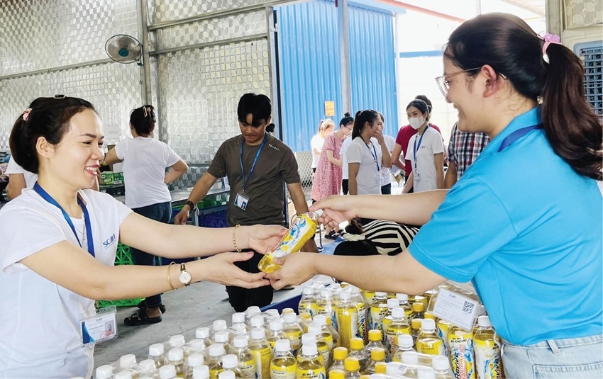 Công nhân được giải nhiệt mùa nắng nóng Công nhân được giải nhiệt mùa nắng nóng