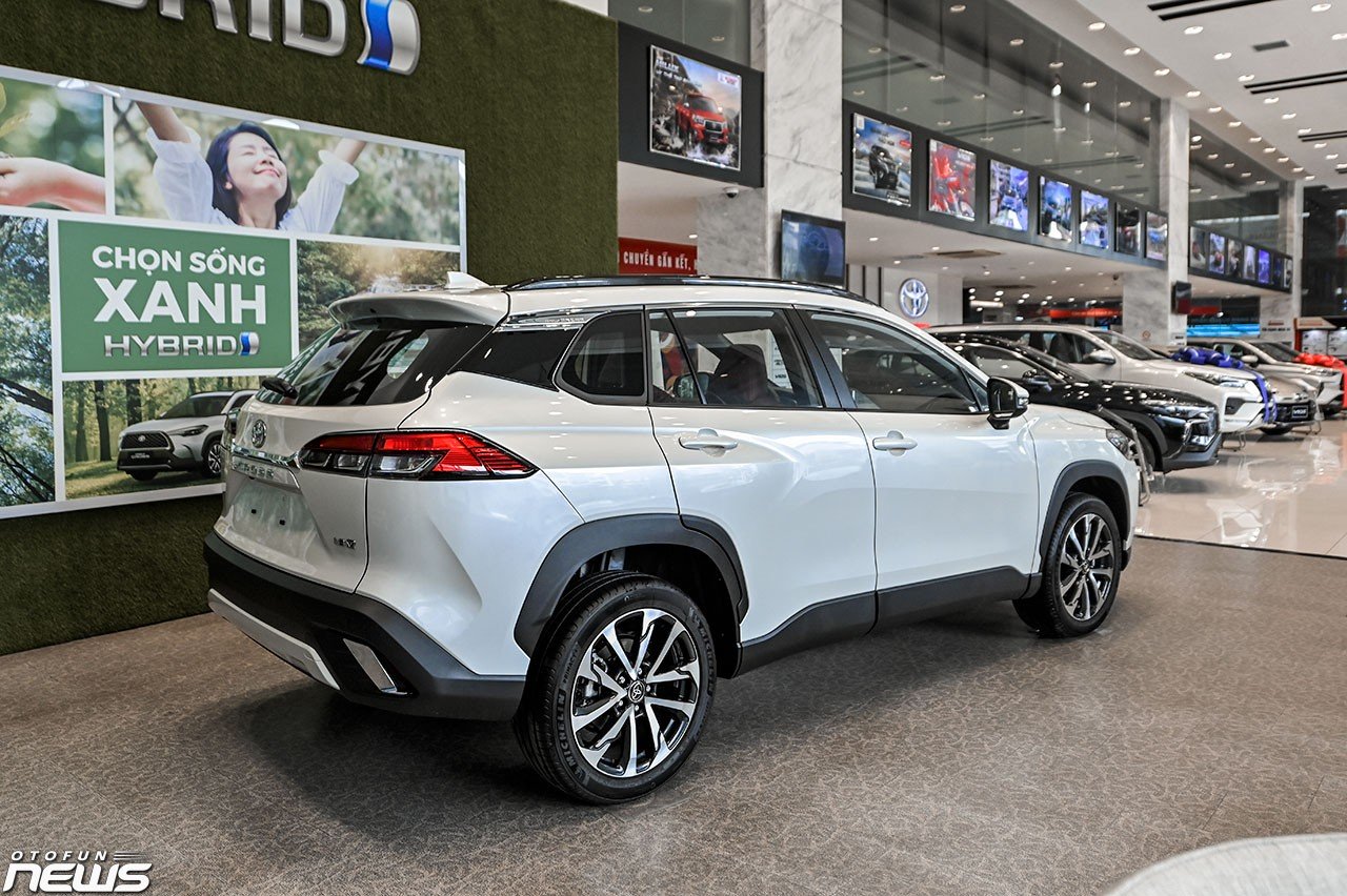 Cận cảnh Toyota Corolla Cross 2024 tại đại lý: Nâng cấp thiết kế, thêm trang bị nhưng lại giảm giá