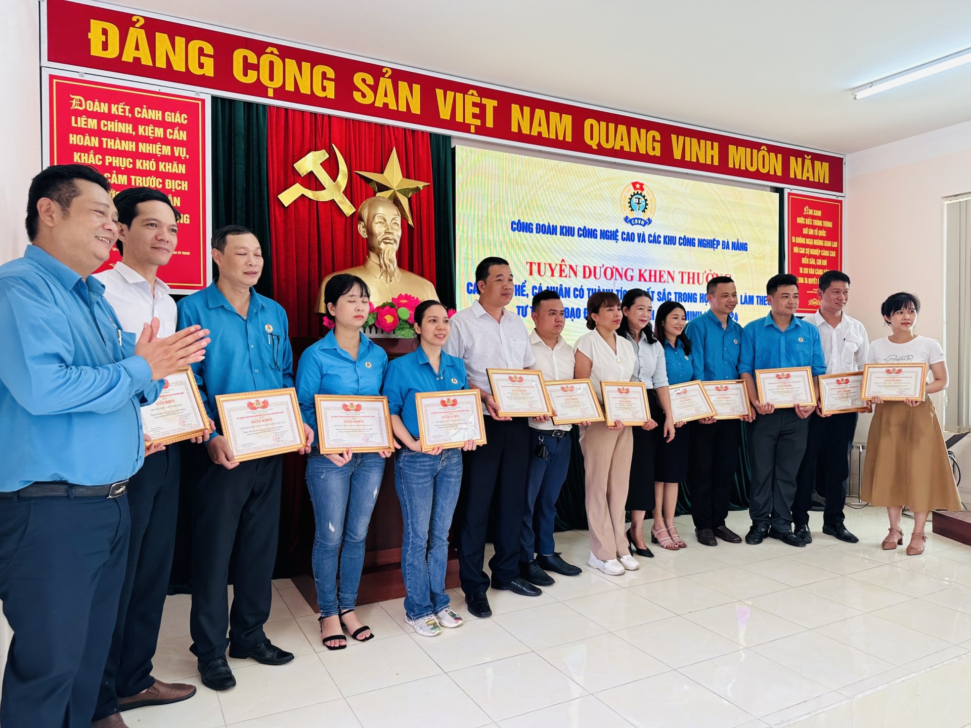 Đà Nẵng: Công đoàn tặng 1.000 lá cờ tổ quốc cho chiến sĩ biên phòng và ngư dân bám biển