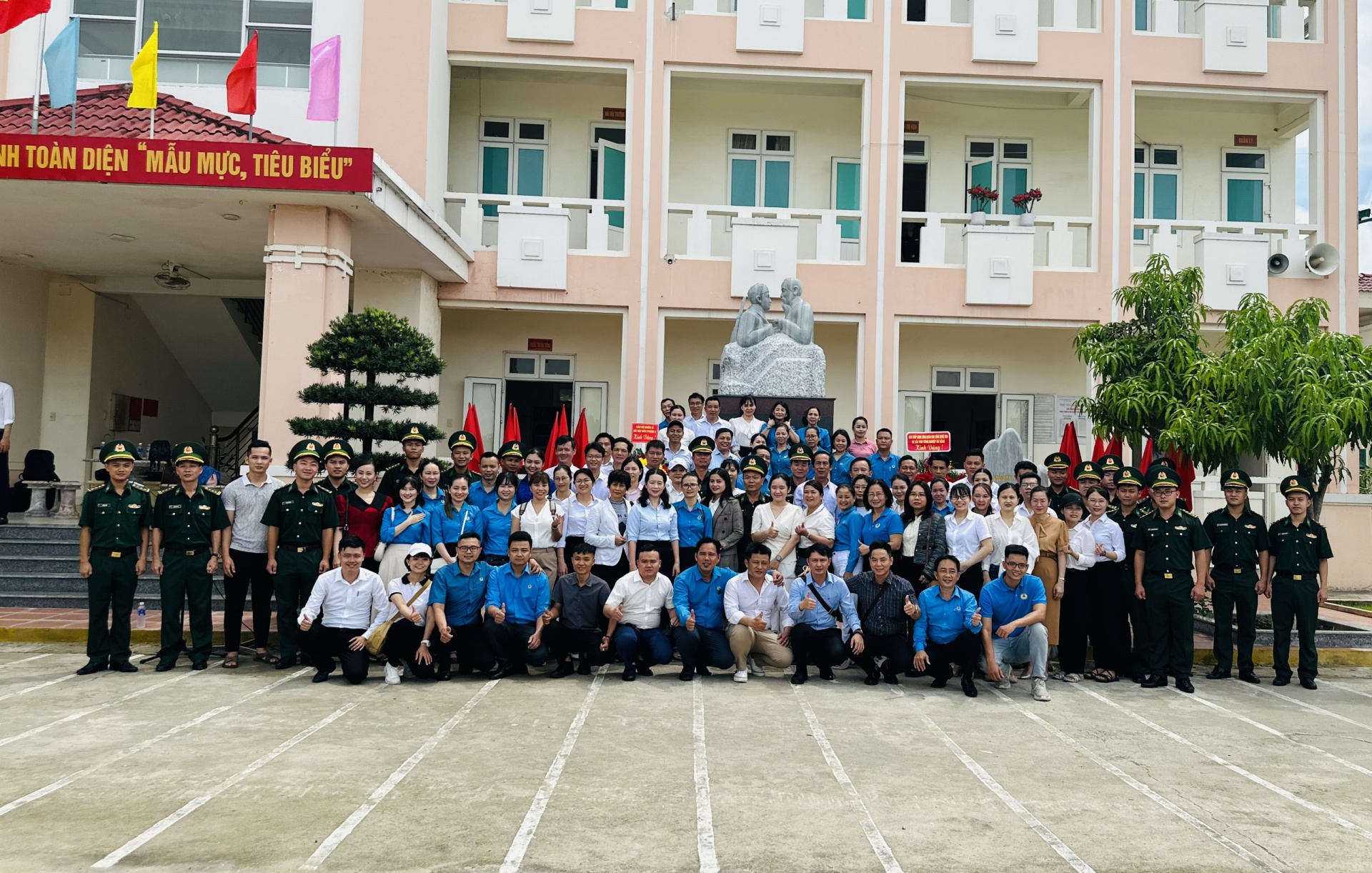 Đà Nẵng: Công đoàn tặng 1.000 lá cờ tổ quốc cho chiến sĩ biên phòng và ngư dân bám biển