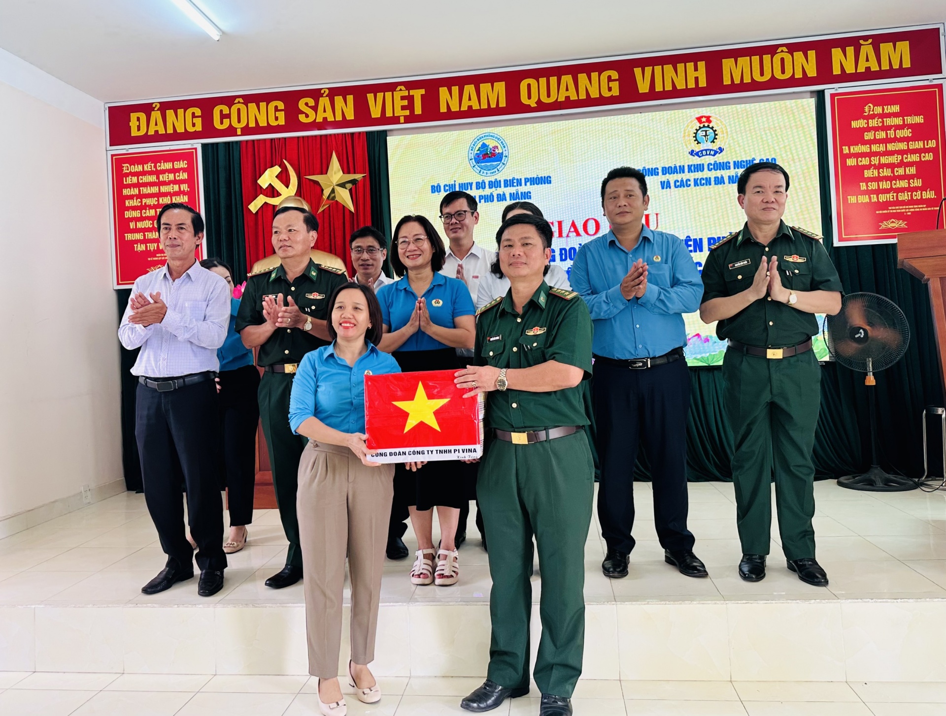 Đà Nẵng: Công đoàn tặng 1.000 lá cờ tổ quốc cho chiến sĩ biên phòng và ngư dân bám biển