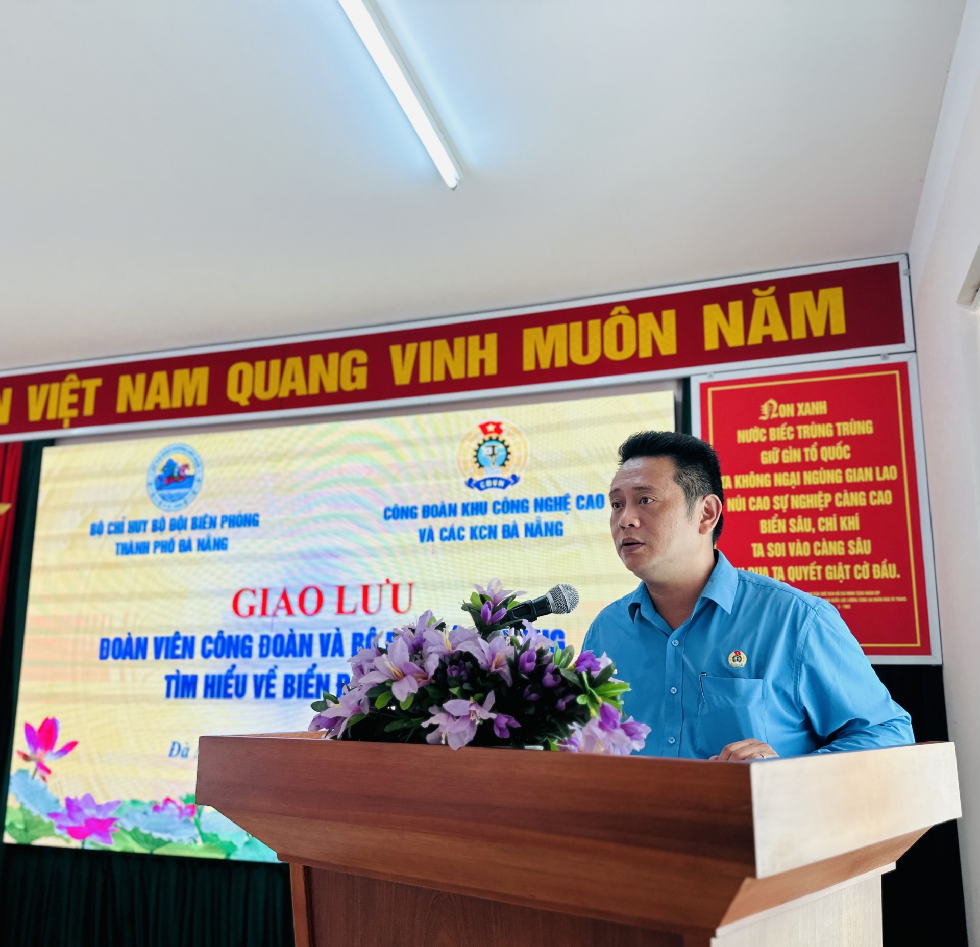 Đà Nẵng: Công đoàn tặng 1.000 lá cờ tổ quốc cho chiến sĩ biên phòng và ngư dân bám biển