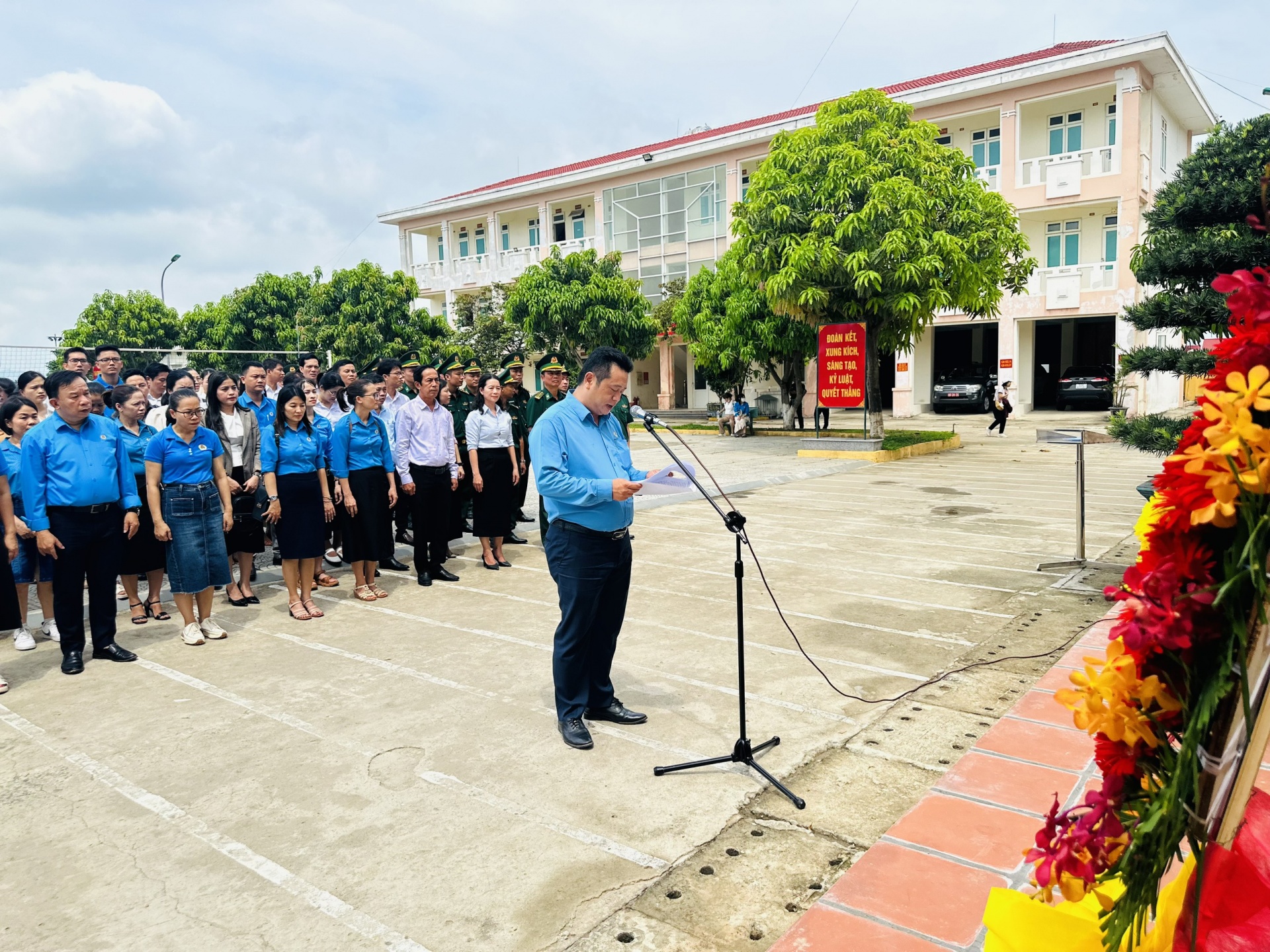 Đà Nẵng: Công đoàn tặng 1.000 lá cờ tổ quốc cho chiến sĩ biên phòng và ngư dân bám biển