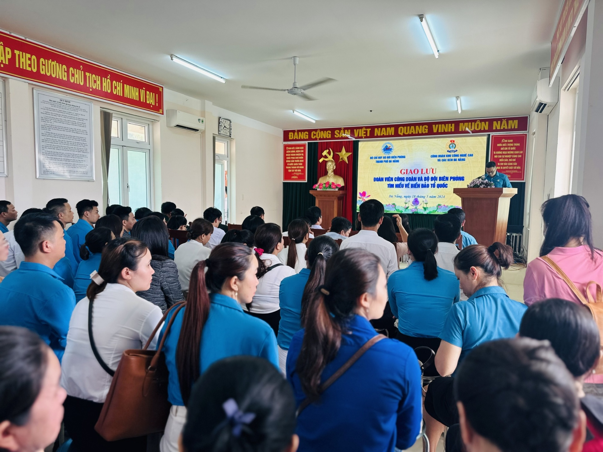 Đà Nẵng: Công đoàn tặng 1.000 lá cờ tổ quốc cho chiến sĩ biên phòng và ngư dân bám biển