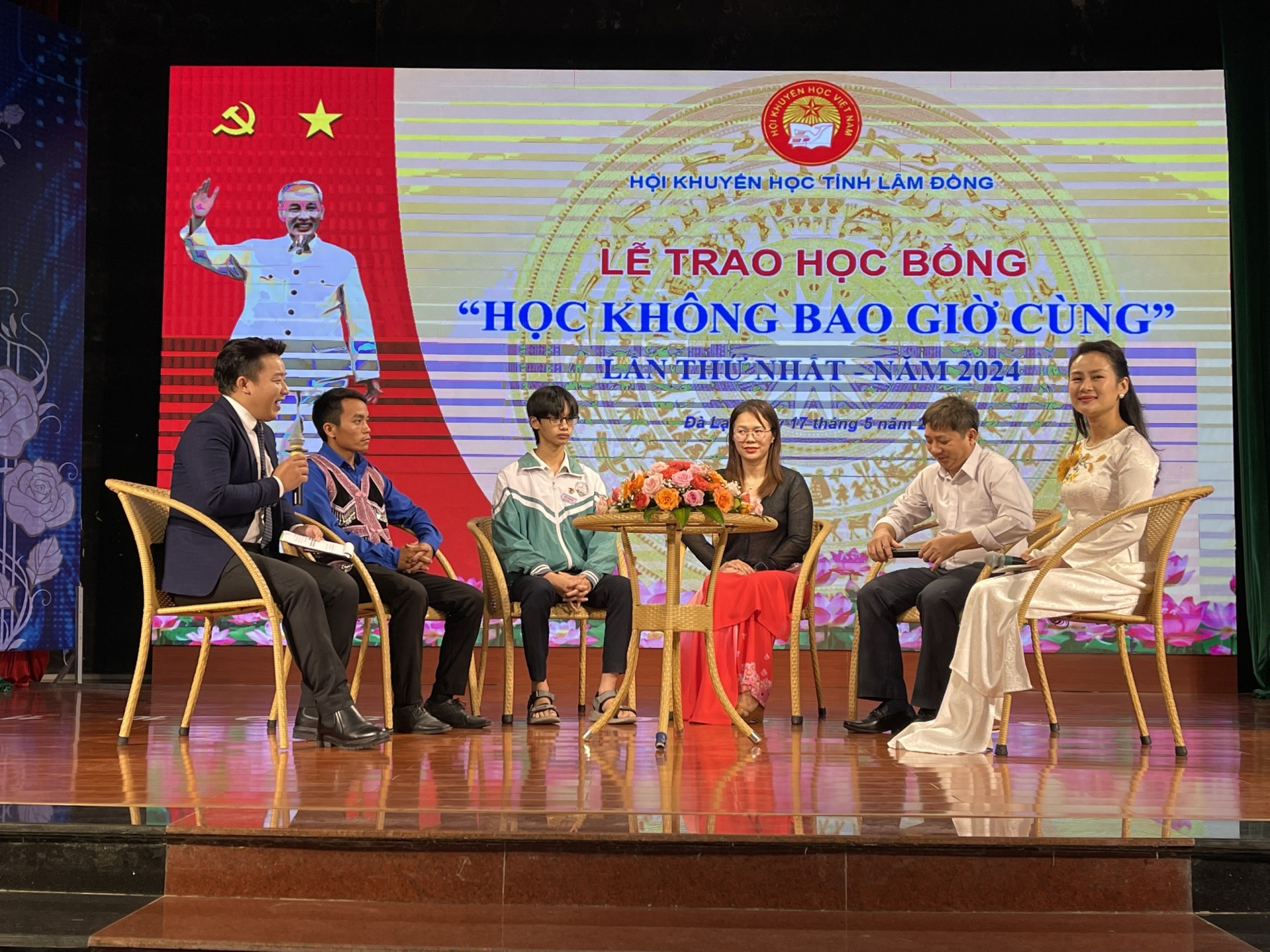 Lâm Đồng 10 đoàn viên công đoàn nhận học bổng “Học không bao giờ cùng” Lâm Đồng 10 đoàn viên công đoàn nhận học bổng “Học không bao giờ cùng”