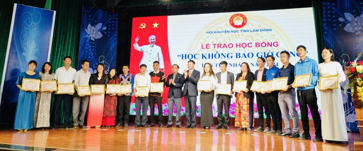 Lâm Đồng 10 đoàn viên công đoàn nhận học bổng “Học không bao giờ cùng” Lâm Đồng 10 đoàn viên công đoàn nhận học bổng “Học không bao giờ cùng”