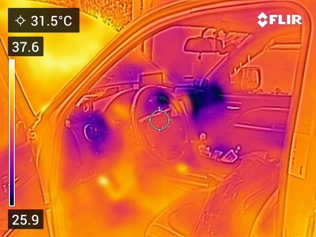 Bộ phận nào ở khoang động cơ nóng nhất khi xe đang vận hành?