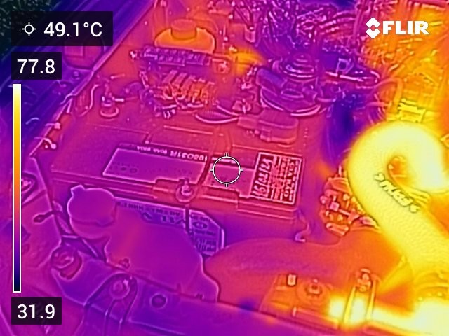 Bộ phận nào ở khoang động cơ nóng nhất khi xe đang vận hành?