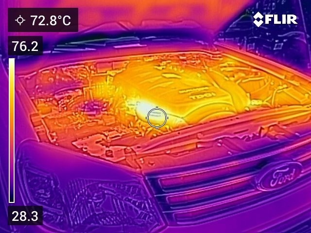 Bộ phận nào ở khoang động cơ nóng nhất khi xe đang vận hành?