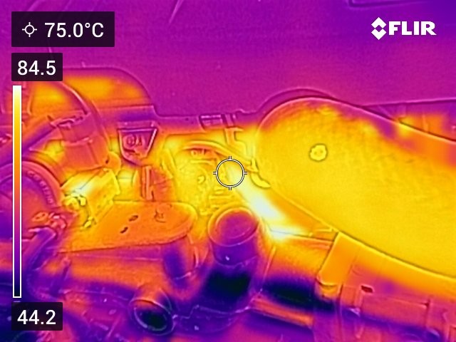 Bộ phận nào ở khoang động cơ nóng nhất khi xe đang vận hành?