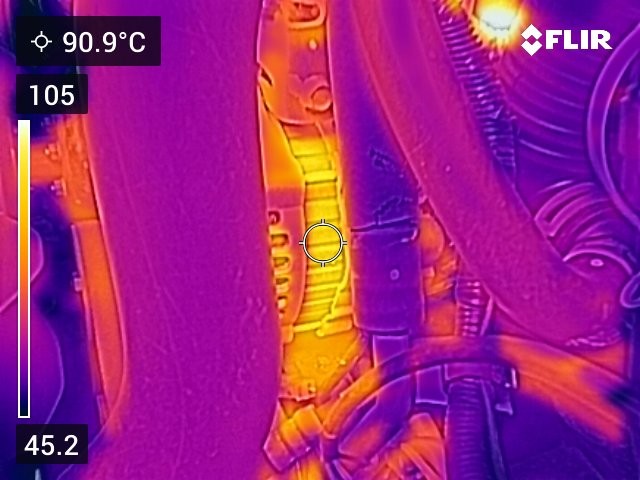 Bộ phận nào ở khoang động cơ nóng nhất khi xe đang vận hành?