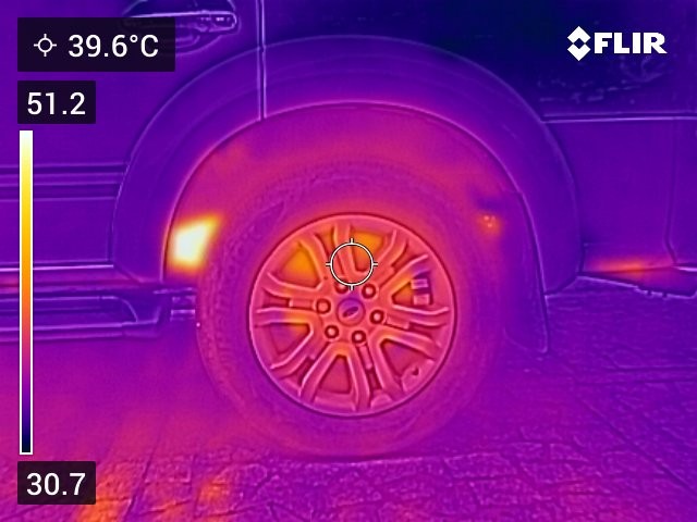 Bộ phận nào ở khoang động cơ nóng nhất khi xe đang vận hành?