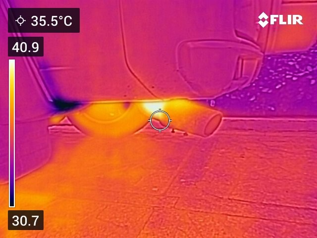 Bộ phận nào ở khoang động cơ nóng nhất khi xe đang vận hành?