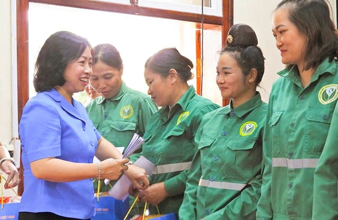 Lãnh đạo Tổng LĐLĐ VN cùng Cụm thi đua số 9 đến thăm người lao động tại Điện Biên