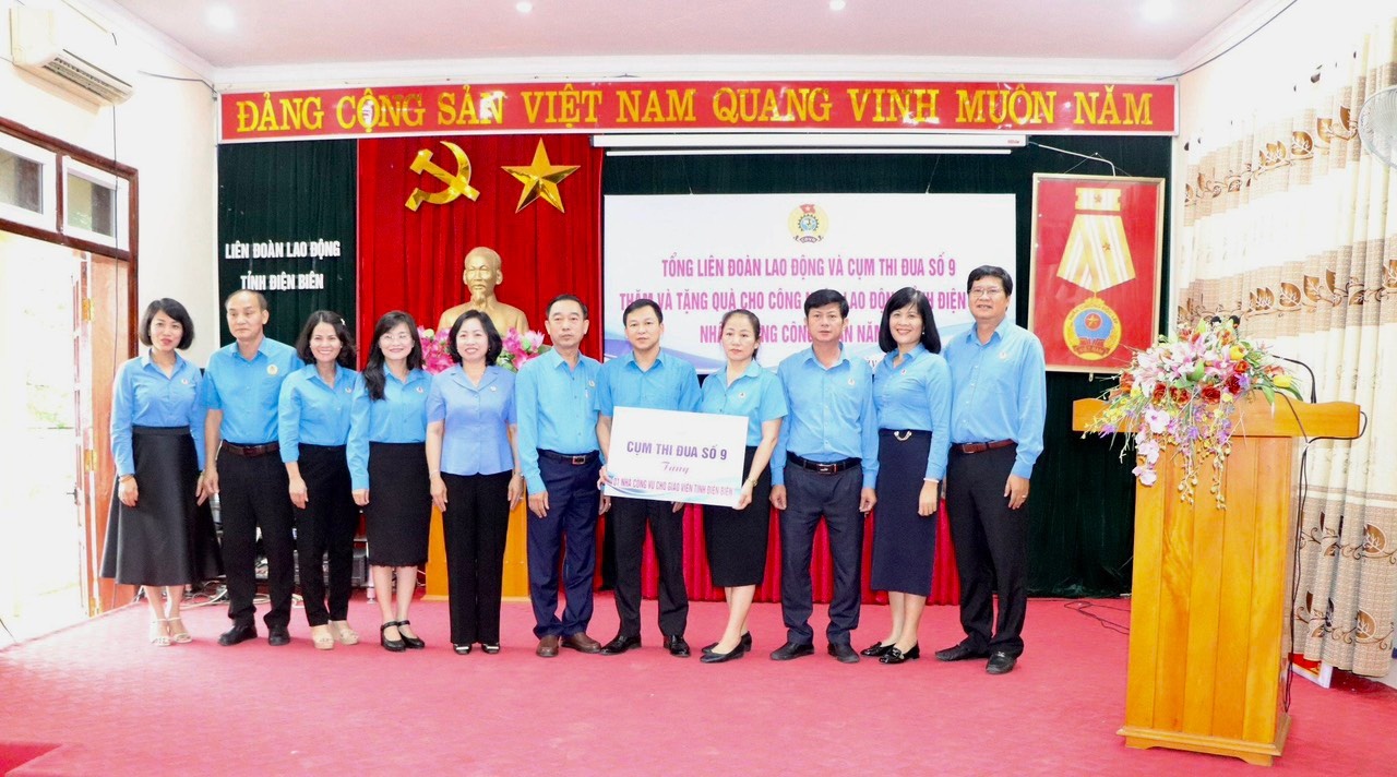 Lãnh đạo Tổng LĐLĐ VN cùng Cụm thi đua số 9 đến thăm người lao động tại Điện Biên