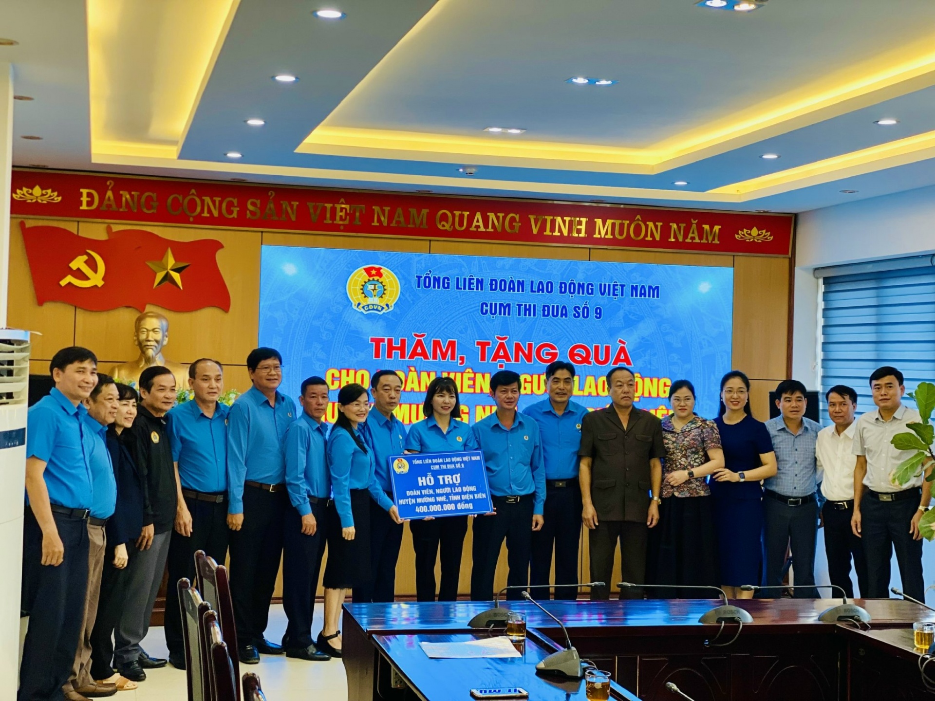 Lãnh đạo Tổng LĐLĐ VN cùng Cụm thi đua số 9 đến thăm người lao động tại Điện Biên