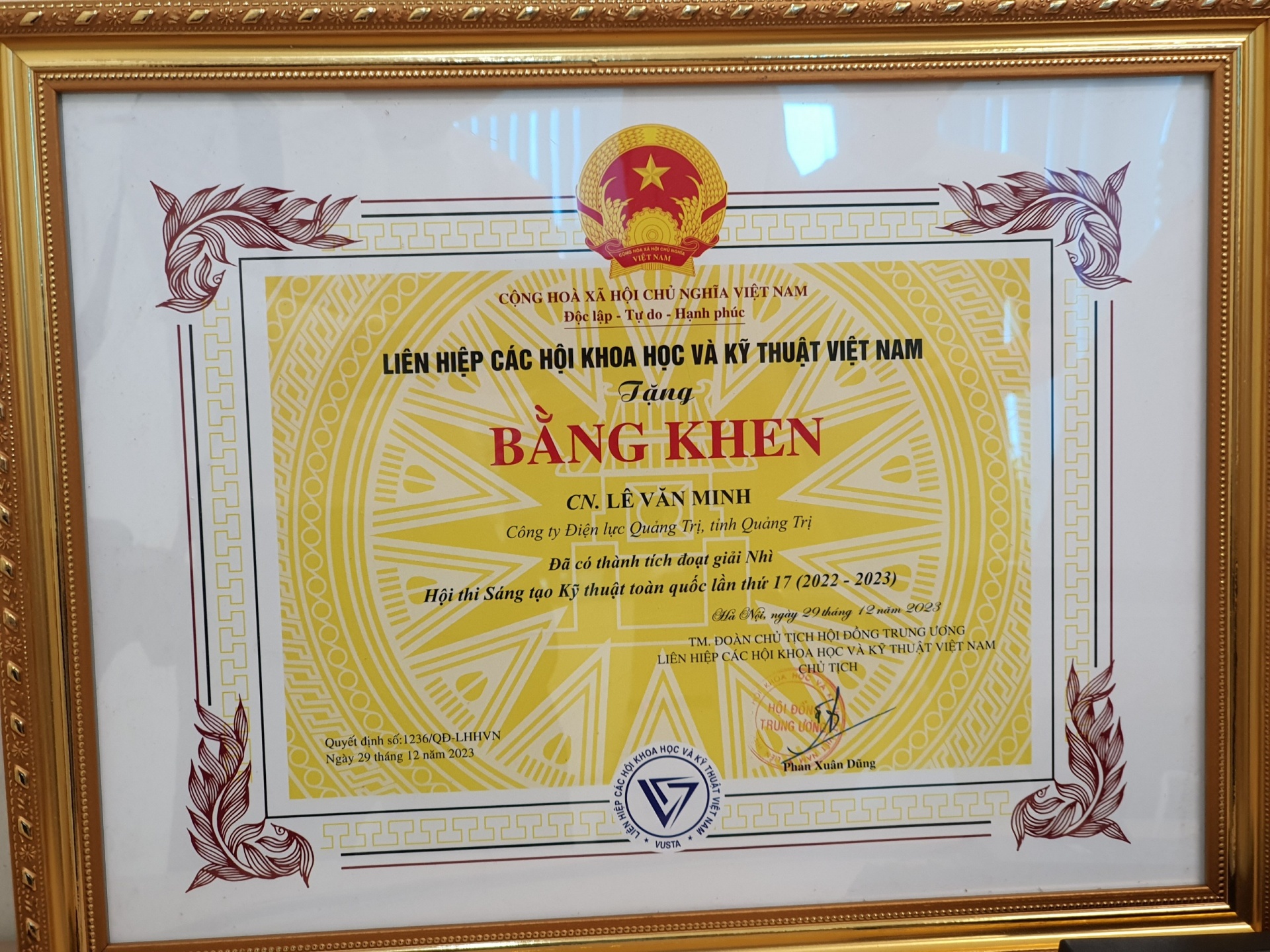 Anh Lê Văn Minh - tấm gương sáng trong ngành Điện Anh Lê Văn Minh - tấm gương sáng trong ngành Điện