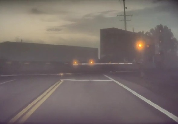 Chủ xe Tesla thoát chết trong gang tấc nhờ cảnh giác với hệ thống tự lái Chủ xe Tesla thoát chết trong gang tấc nhờ cảnh giác với hệ thống tự lái