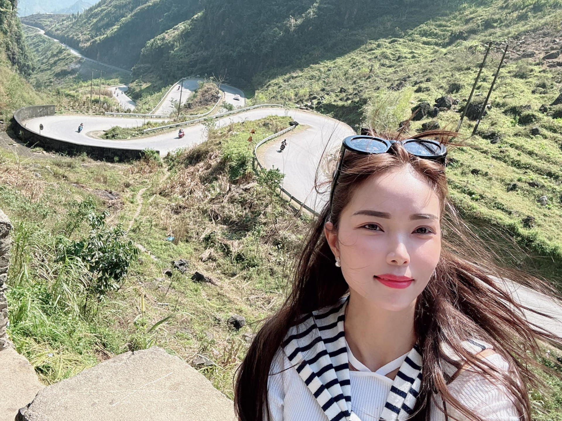 Mẹ trẻ Hà Nội chia sẻ kinh nghiệm cầm lái ô tô đường đèo Hà Giang Mẹ trẻ Hà Nội chia sẻ kinh nghiệm cầm lái ô tô đường đèo Hà Giang