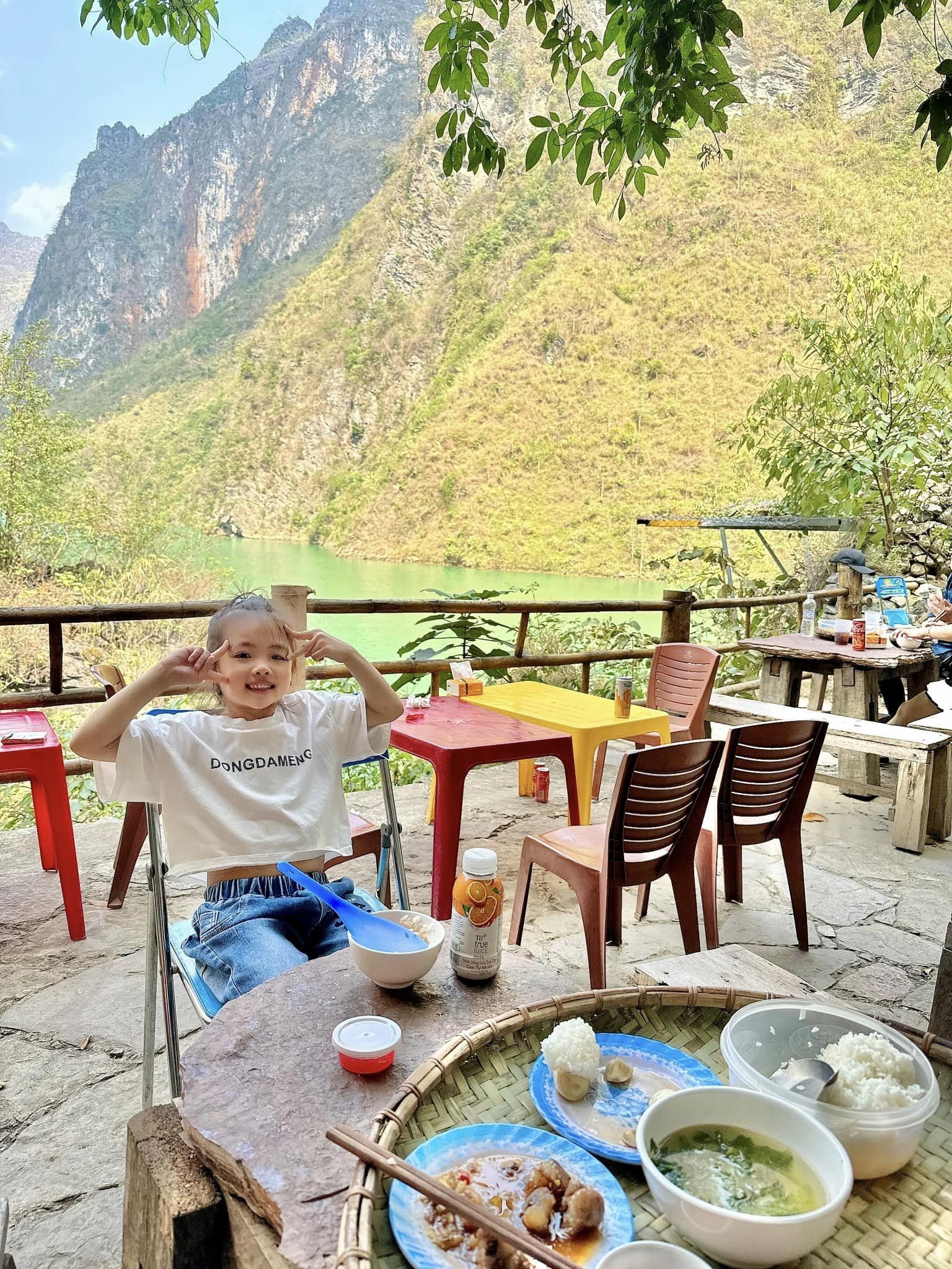 Mẹ trẻ Hà Nội chia sẻ kinh nghiệm cầm lái ô tô đường đèo Hà Giang Mẹ trẻ Hà Nội chia sẻ kinh nghiệm cầm lái ô tô đường đèo Hà Giang