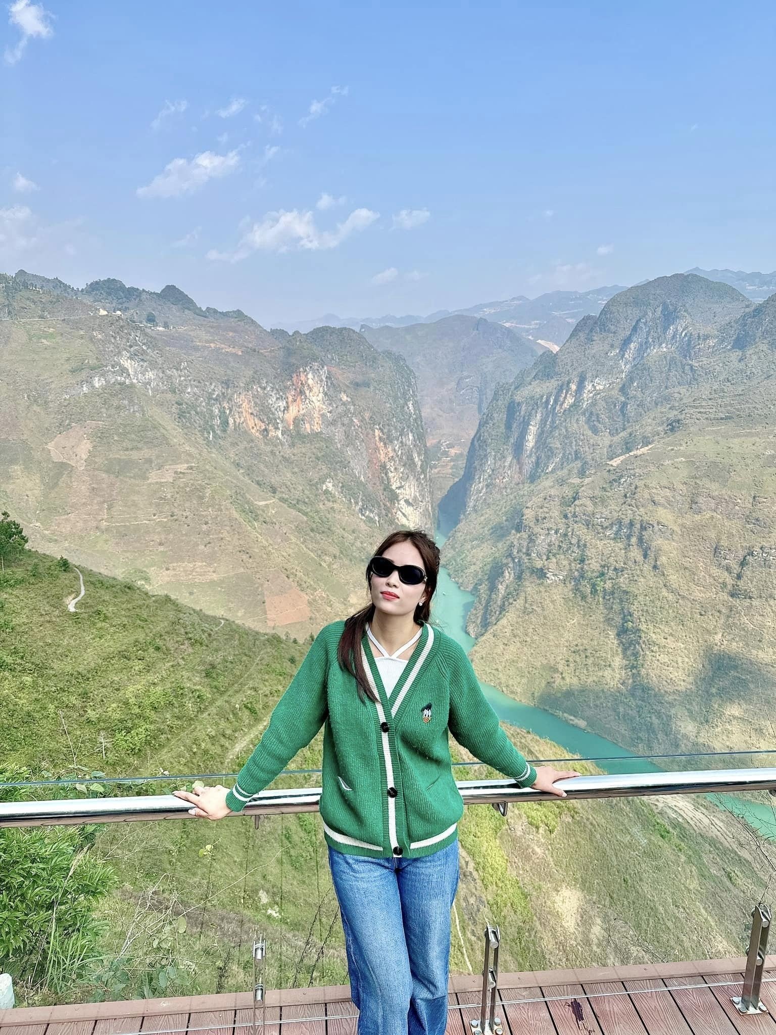 Mẹ 8x kể chuyện cầm lái ô tô đưa con vượt đường đèo Hà Giang Mẹ 8x kể chuyện cầm lái ô tô đưa con vượt đường đèo Hà Giang