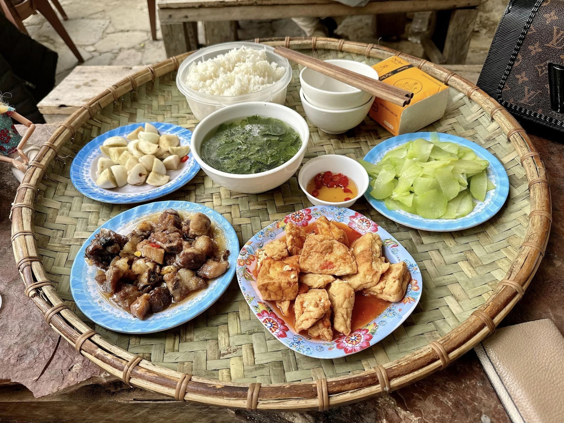 Mẹ trẻ Hà Nội chia sẻ kinh nghiệm cầm lái ô tô đường đèo Hà Giang Mẹ trẻ Hà Nội chia sẻ kinh nghiệm cầm lái ô tô đường đèo Hà Giang