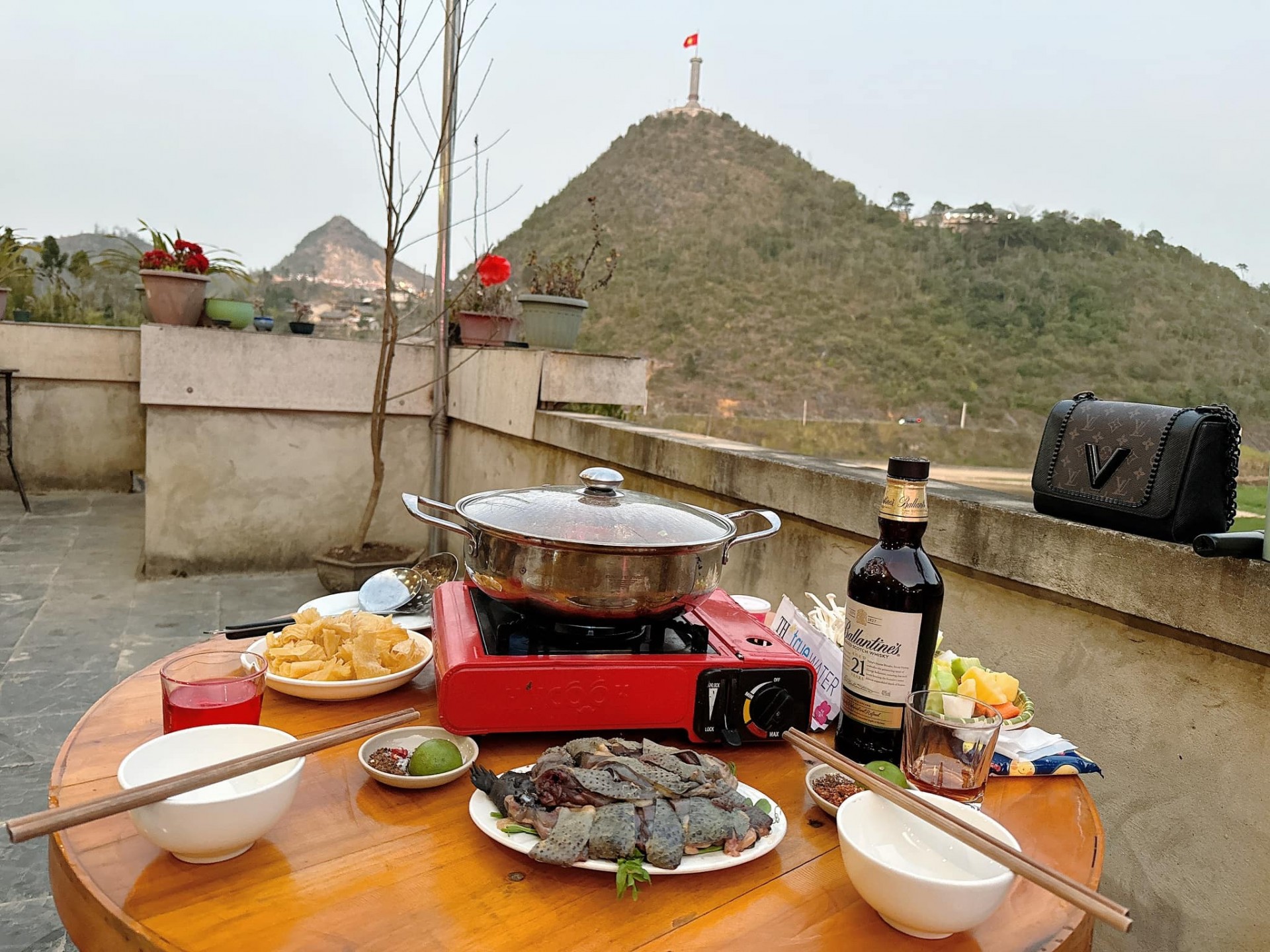 Mẹ trẻ Hà Nội chia sẻ kinh nghiệm cầm lái ô tô đường đèo Hà Giang Mẹ trẻ Hà Nội chia sẻ kinh nghiệm cầm lái ô tô đường đèo Hà Giang