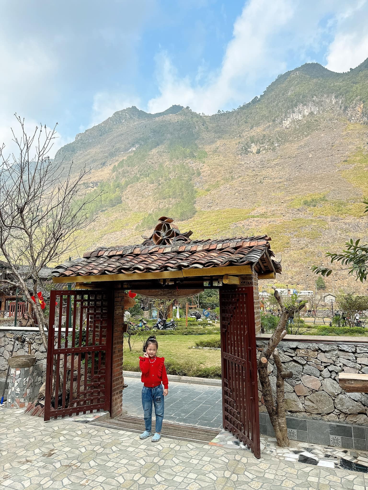 Mẹ trẻ Hà Nội chia sẻ kinh nghiệm cầm lái ô tô đường đèo Hà Giang Mẹ trẻ Hà Nội chia sẻ kinh nghiệm cầm lái ô tô đường đèo Hà Giang