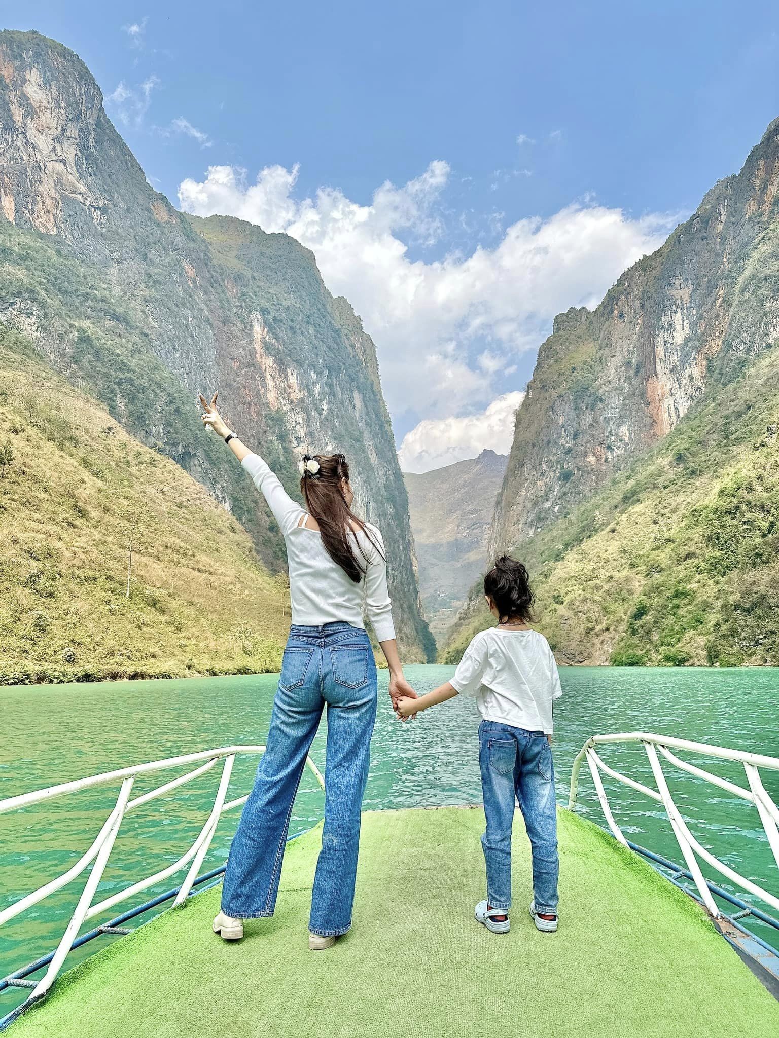 Mẹ trẻ Hà Nội chia sẻ kinh nghiệm cầm lái ô tô đường đèo Hà Giang Mẹ trẻ Hà Nội chia sẻ kinh nghiệm cầm lái ô tô đường đèo Hà Giang