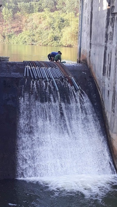 Công nhân thuỷ nông Bắc Giang kiến nghị tiền lương phù hợp với nghề nặng nhọc, độc hại Công nhân thuỷ nông Bắc Giang kiến nghị tiền lương phù hợp với nghề nặng nhọc, độc hại