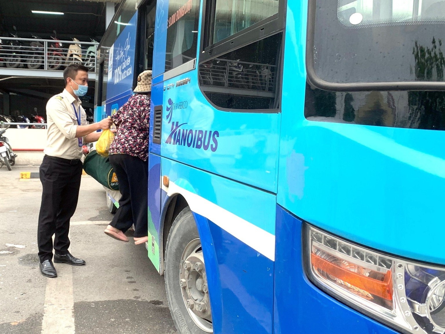 Xí nghiệp xe buýt Cầu Bươu liên tục tuyển dụng lái xe buýt và bán vé trên xe buýt