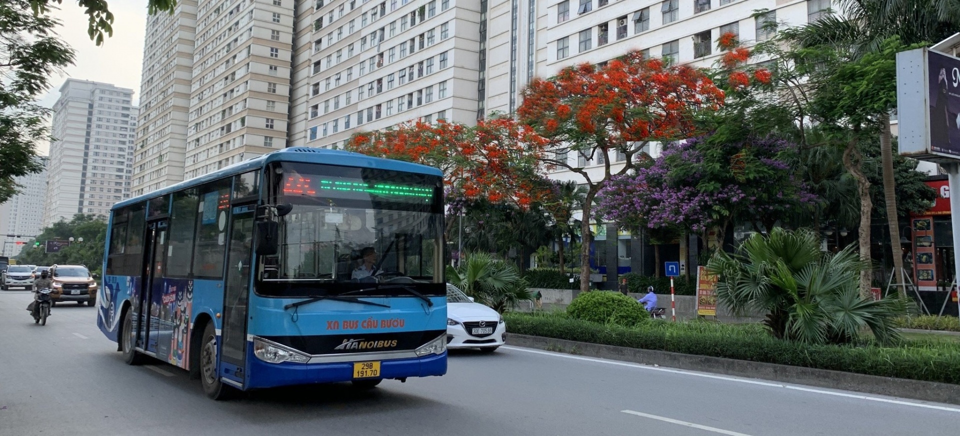 Xí nghiệp xe buýt Cầu Bươu liên tục tuyển dụng lái xe buýt và bán vé trên xe buýt