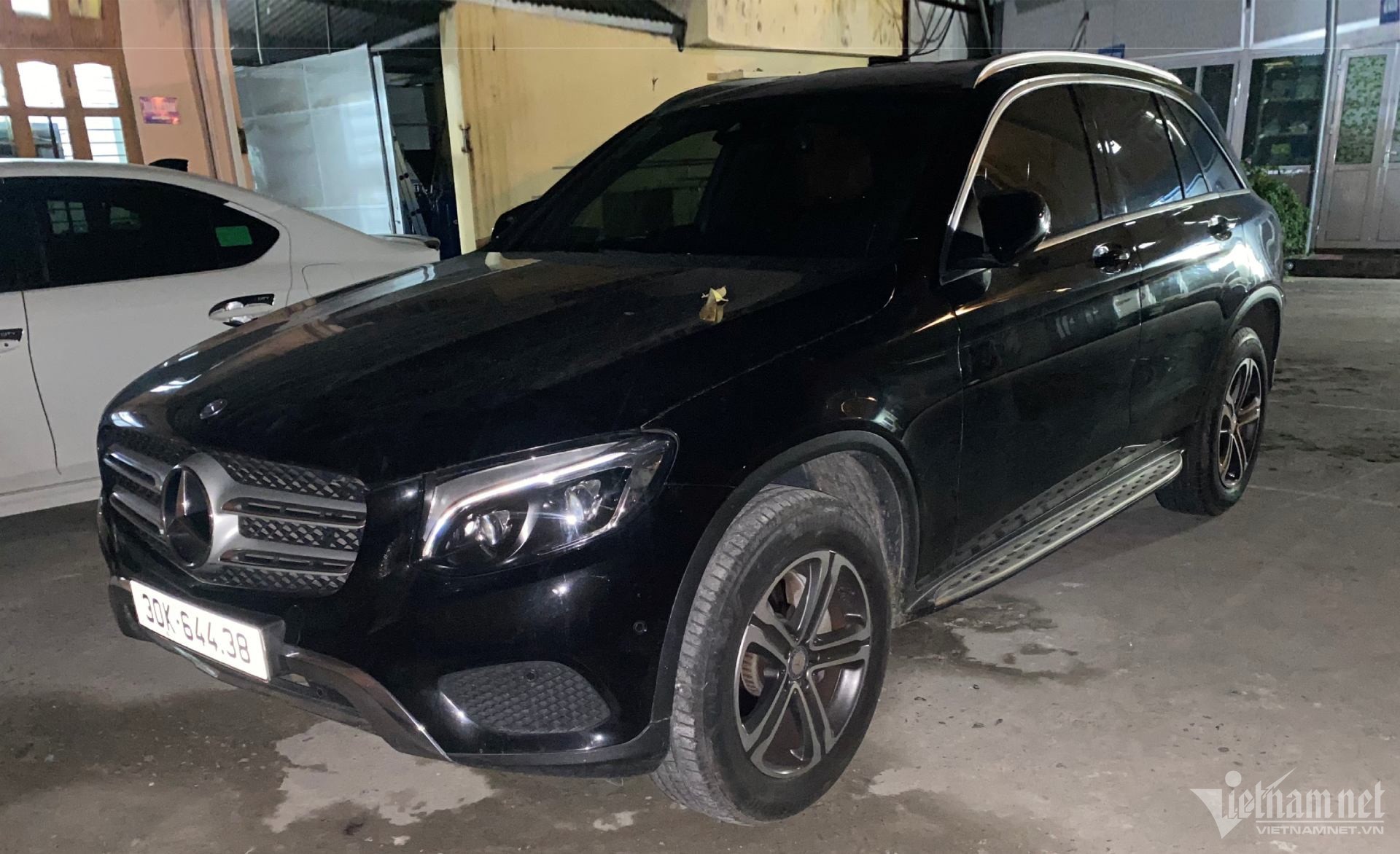 Một chiếc xe Mercedes cũ, ba người tranh nhau nhận chủ Một chiếc xe Mercedes cũ, ba người tranh nhau nhận chủ