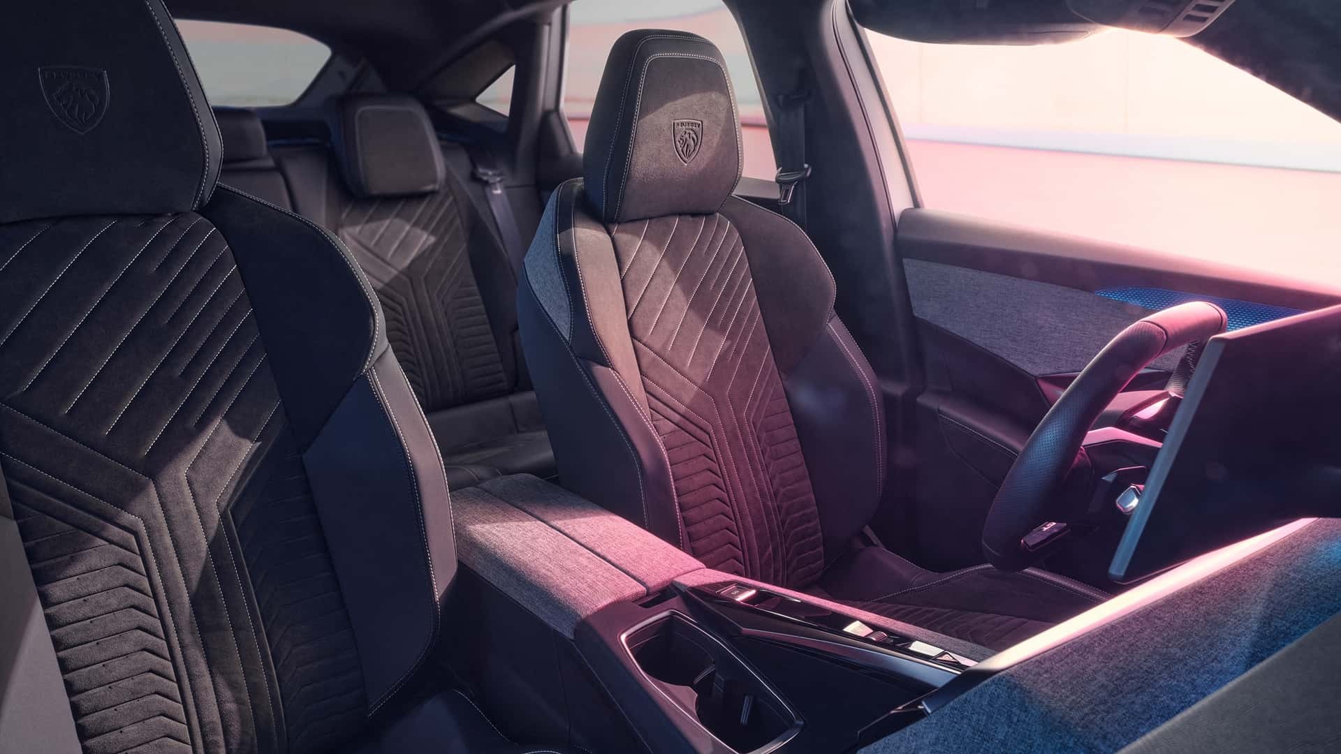 Cận cảnh Peugeot 3008 Plug-in Hybrid, đi được 80km mà không tốn xăng Cận cảnh Peugeot 3008 Plug in Hybrid, đi được 80km mà không tốn xăng