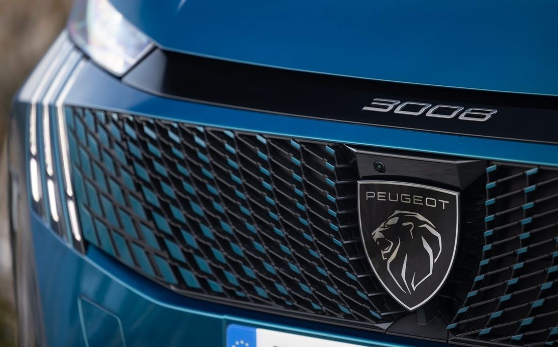 Cận cảnh Peugeot 3008 Plug-in Hybrid, đi được 80km mà không tốn xăng Cận cảnh Peugeot 3008 Plug in Hybrid, đi được 80km mà không tốn xăng